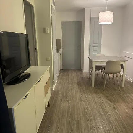 2 Pieces Avec Piscine, 150m * Cannes